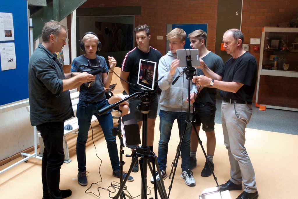 Björn Kempcke (li) beim Medienworkshop im Fritz-Reuter-Gymnasium Dannenberg