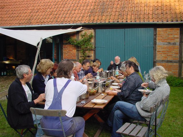 10. Gemeinsames Essen_ Werkhof Kukate_Michael Seelig
