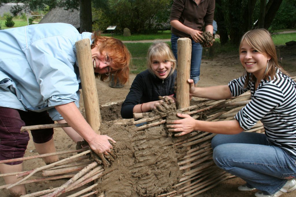 WIe errichtet man eine Lehmflechtwand? Im Archäologischen Zentrum Hitzacker kann man es ausprobieren.